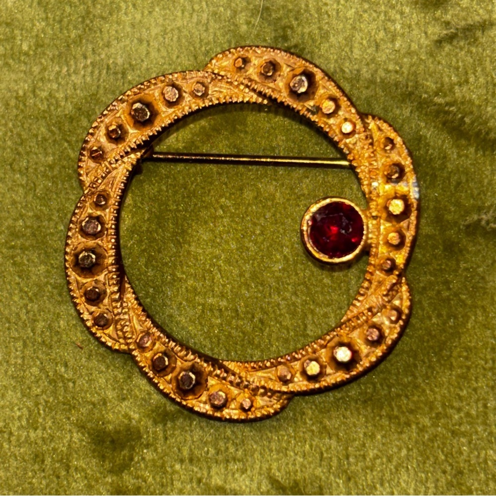 Avon 80s costume jewelry gold tone circle pin with marcasite garnet stone. - Picture 2 of 3
